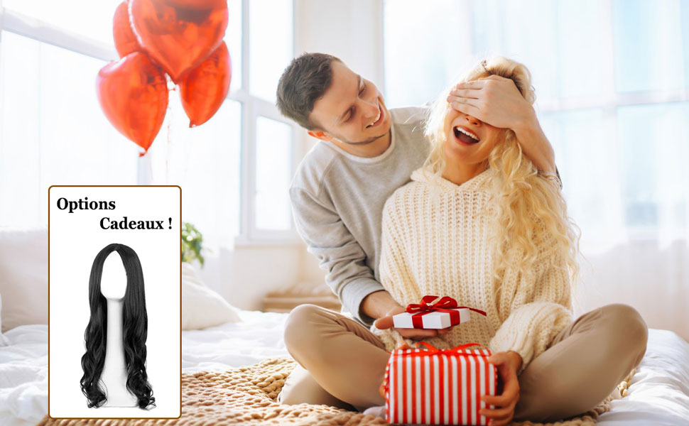Couple sur le sol avec un cadeau. Des ballons rouges et le texte « Options Cadeaux » avec une icône de perruque dans le coin suggèrent des options de cadeaux