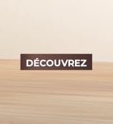 Le texte indique « DÉCOUVREZ » sur fond texturé en bois ou beige clair.