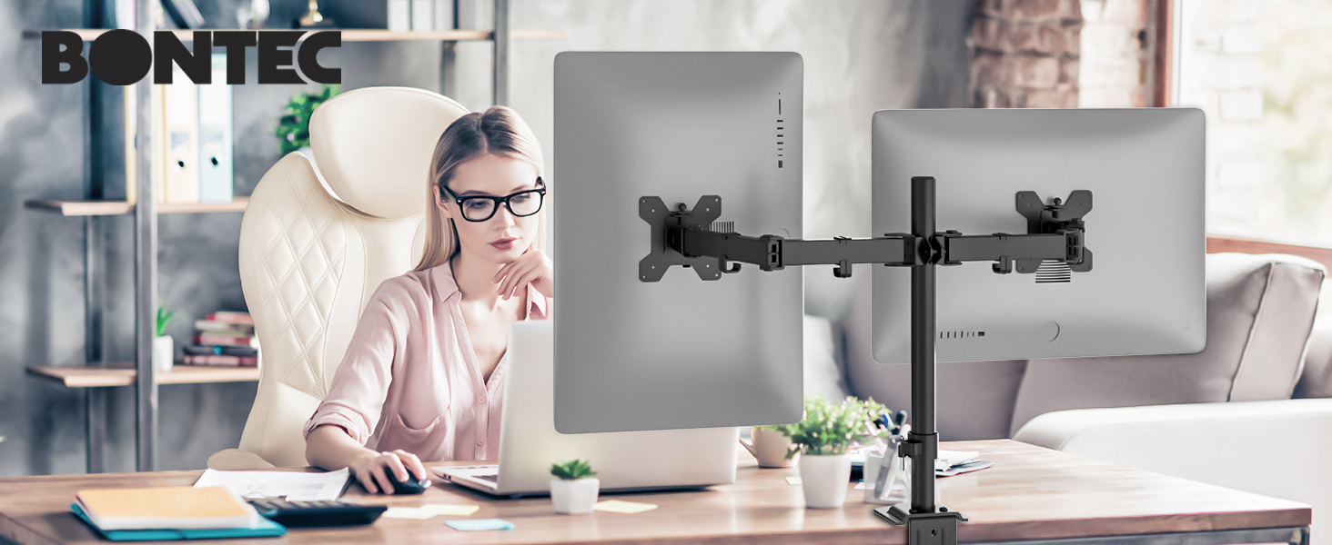 affichant deux écrans d'ordinateur gris. Le bras ajustable noir permet un positionnement flexible. Montré au bureau avec une personne utilisant un ordinateur.