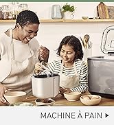 Le texte se lit comme suit : « MACHINE A PAIN ». Série d'images montrant la préparation du pain à l'aide d'une machine à pain dans une cuisine lumineuse.
