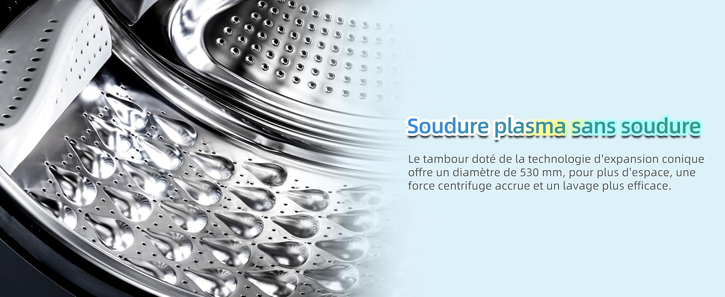 Gros plan de l'intérieur d'un tambour de machine à laver en acier inoxydable, montrant des parois perforées et une surface texturée. Des gouttelettes d'eau sont visibles, soulignant la capacité de nettoyage de la machine