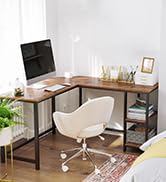 un bureau avec une chaise blanche et une chaise blanche