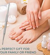 Démonstration rapprochée de mains mesurant ou ajustant quelque chose sur un fond clair.