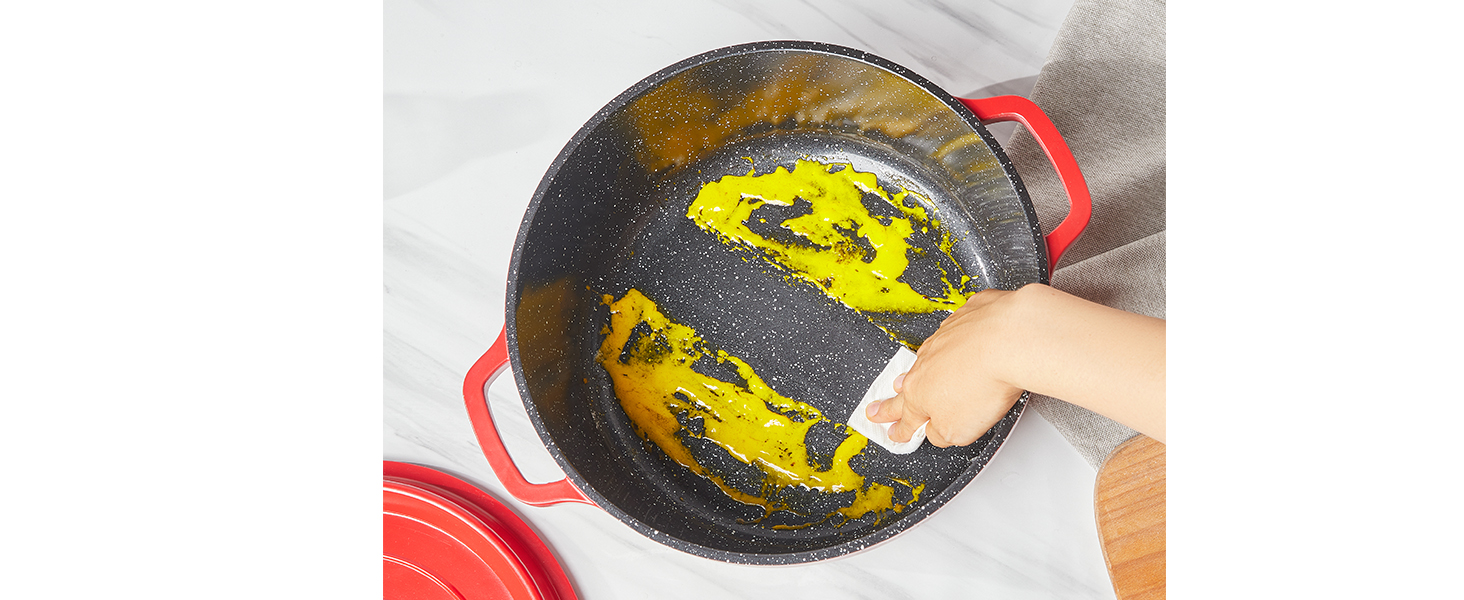 Séquence d'images de cuisine montrant des ingrédients jaunes en cours de préparation dans une poêle foncée dont les poignées ou les bords sont visibles.