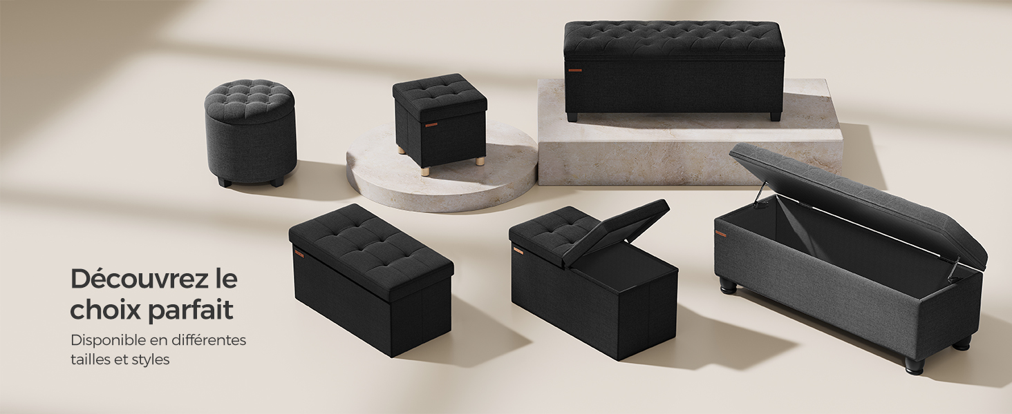 Collection de poufs et de boîtes de rangement noirs de différentes tailles, exposés sur des plateformes en béton sur fond neutre