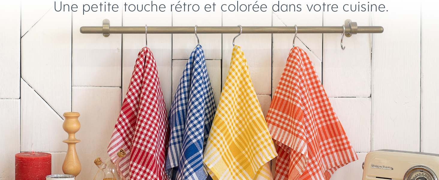 un gros plan d'un porte-serviettes sur lequel est accrochée une serviette à carreaux