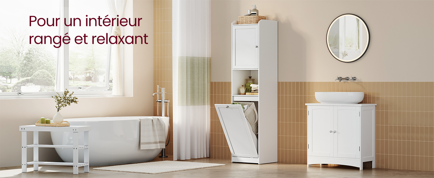 Intérieur de salle de bain lumineux et organisé avec un mobilier blanc, y compris une baignoire autoportante, une armoire de rangement et un panier à linge. Les carreaux beiges et les grandes fenêtres créent une atmosphère relaxante.