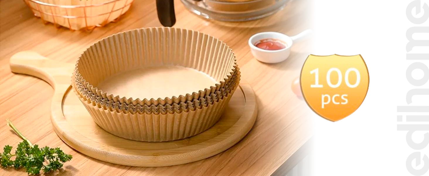 Un grand moule à pâtisserie cannelé à bords hauts sur une surface en bois. Un petit plat de sauce et d'herbes est visible à proximité. Le texte indique « 100 pièces
