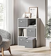 avec quatre espaces de rangement, contenant des boîtes de rangement en tissu gris. Décoré avec des objets décoratifs dans un cadre lumineux et minimaliste