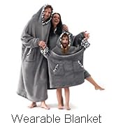 , la famille porte une couverture à capuche.