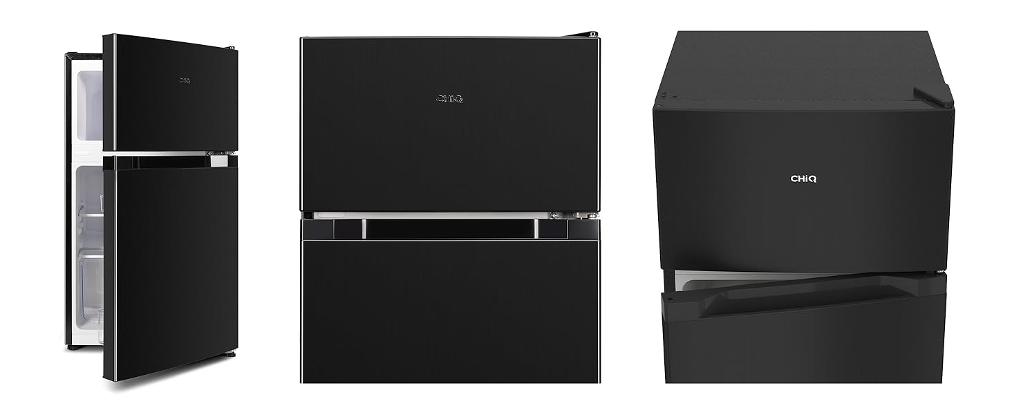 Trois vues d'une console de jeu ou d'un appareil électronique noir. Montre la face avant avec un emplacement pour disque, un profil latéral et un coussin de refroidissement ou un accessoire de support séparé.