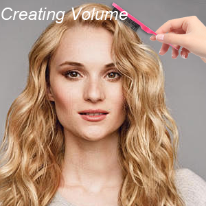 utilisé pour créer du volume dans les cheveux blonds ondulés. L'outil est maintenu près du sommet de la tête.