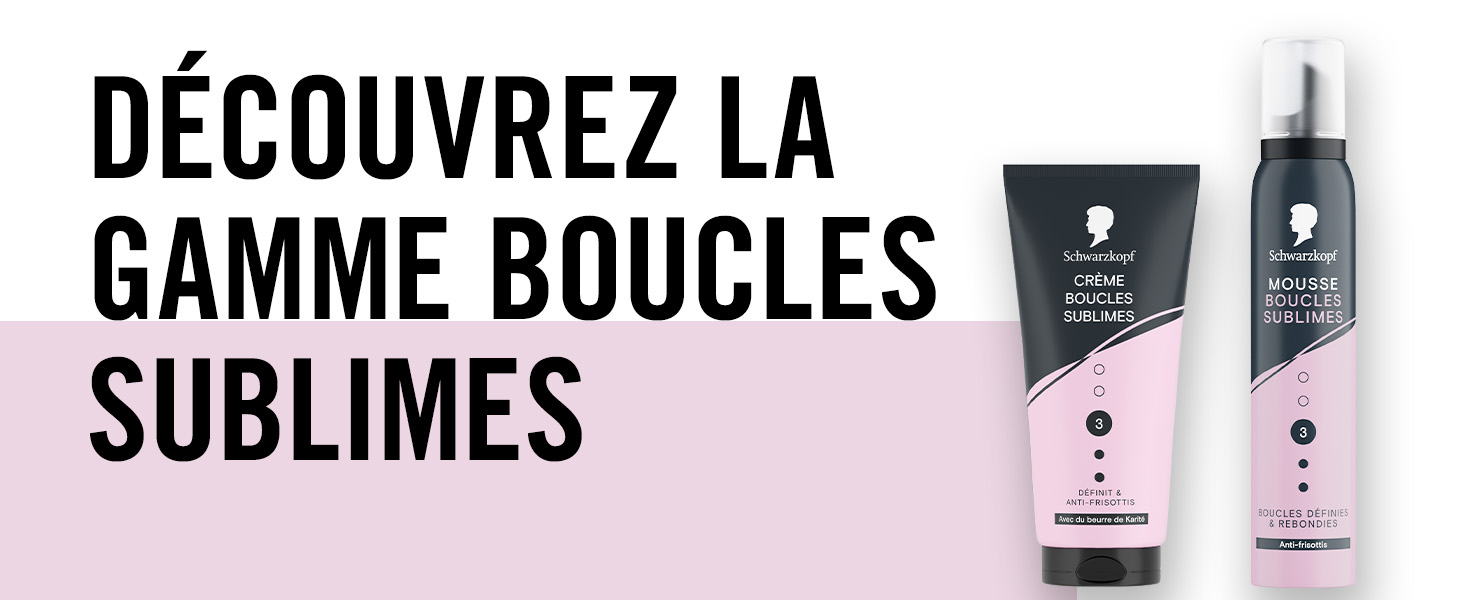Le texte se lit comme suit : « DÉCOUVREZ LA GAMME BOUCLES SUBLIMES ». Présentoir de produits présentant des bouteilles de cosmétiques ou de produits de beauté dans un emballage noir et rose.