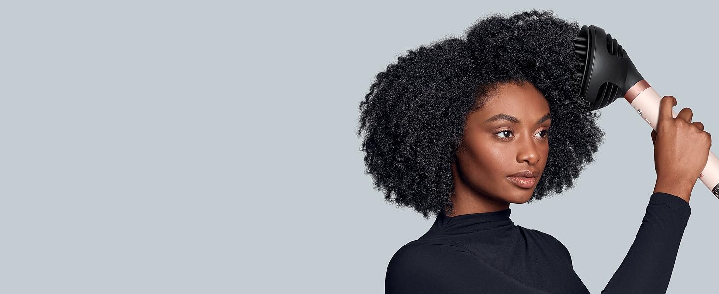 Série d'images montrant une démonstration de coiffure avec une brosse ronde sur fond gris.