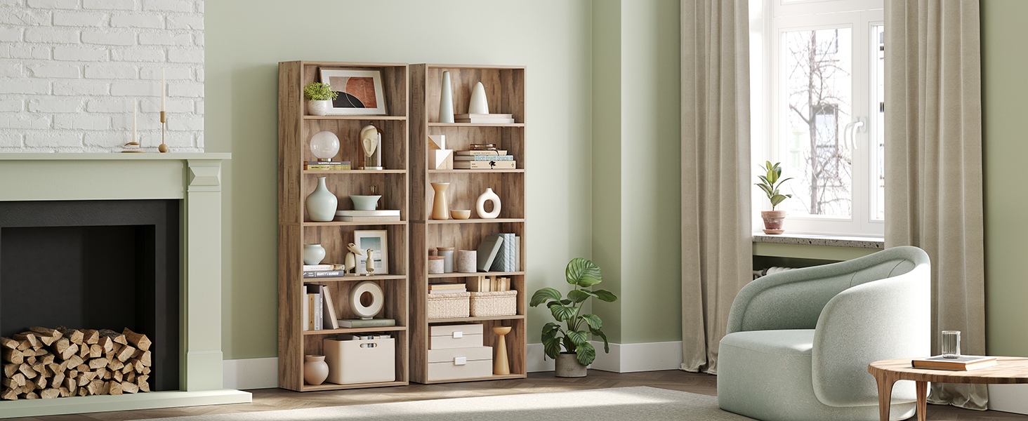 L'intérieur du salon comprend deux étagères en bois avec des objets décoratifs, à côté d'une cheminée avec des bûches empilées et d'un mur d'accent vert menthe