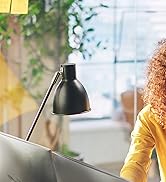 une femme qui travaille à son bureau dans un bureau.