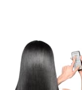 Personne tenant un appareil mobile à la main, représenté en silhouette ou en vue de profil sur fond blanc.