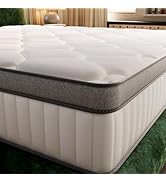 Plusieurs vues d'un matelas blanc dont la surface supérieure est matelassée montrent des détails rapprochés du motif des coutures et de la structure des bords sur un plancher en bois et un fond de tapis vert.