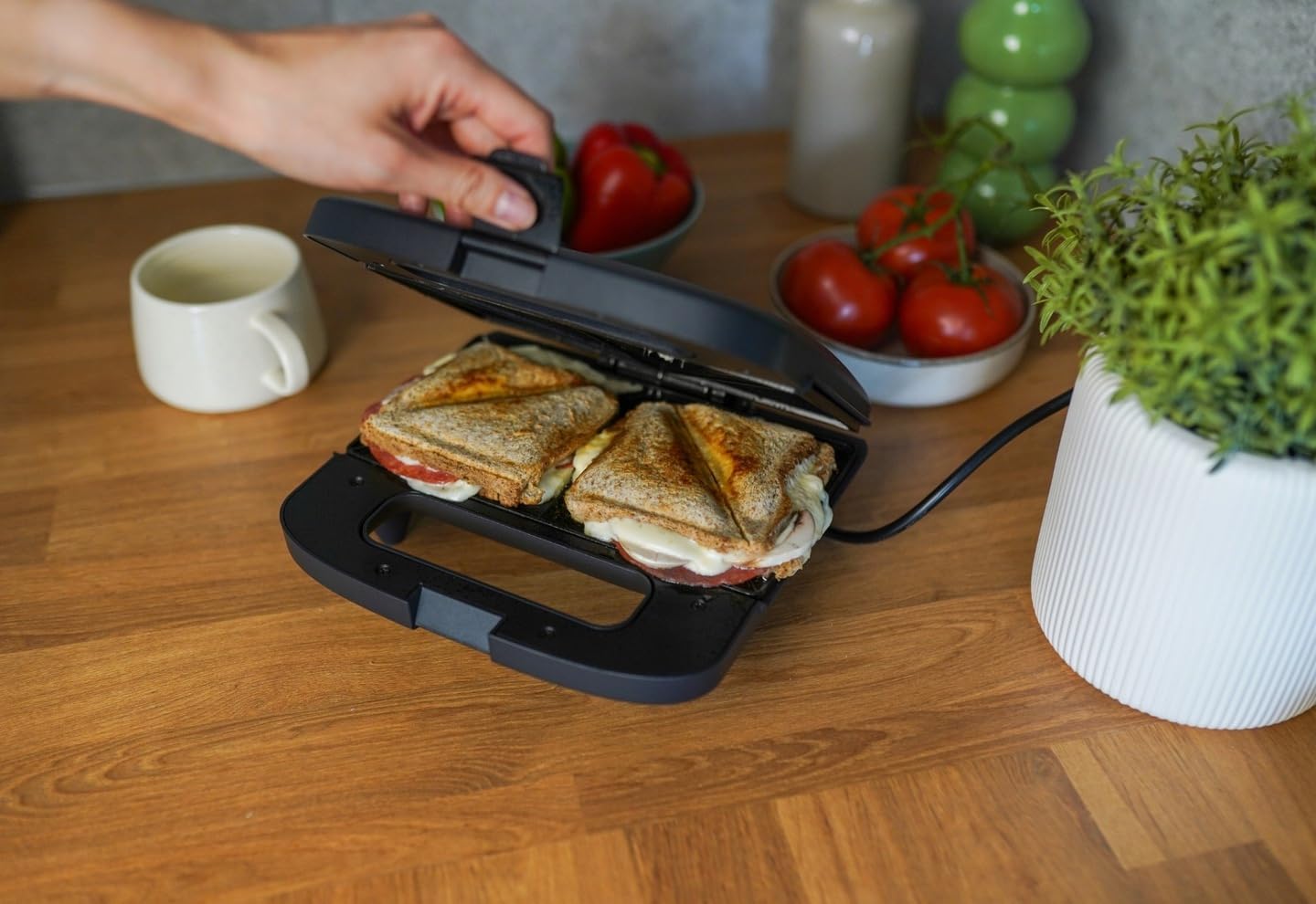 Appareil à croque-monsieur - 750W - plaques triangles - revêtement antiadhésif - dimensions compactes