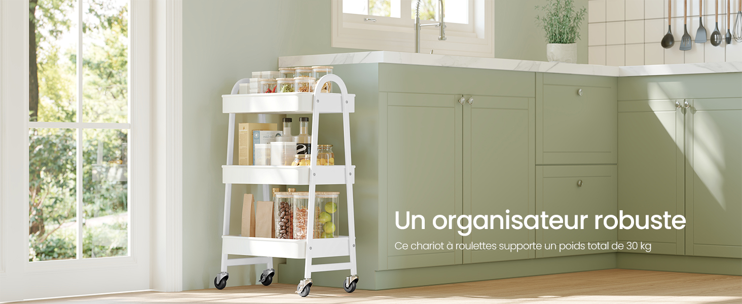 Le texte se lit comme suit : « Un organisateur robuste ». Intérieur de la cuisine montrant un organiseur de chariot roulant à plusieurs niveaux blanc contre des armoires vert sauge dans un cadre de cuisine moderne ensoleillé.