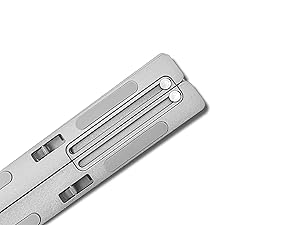 Gros plan technique d'un support de montage métallique ou d'un système de rails présentant des rails linéaires et des mécanismes de réglage en finition argentée.