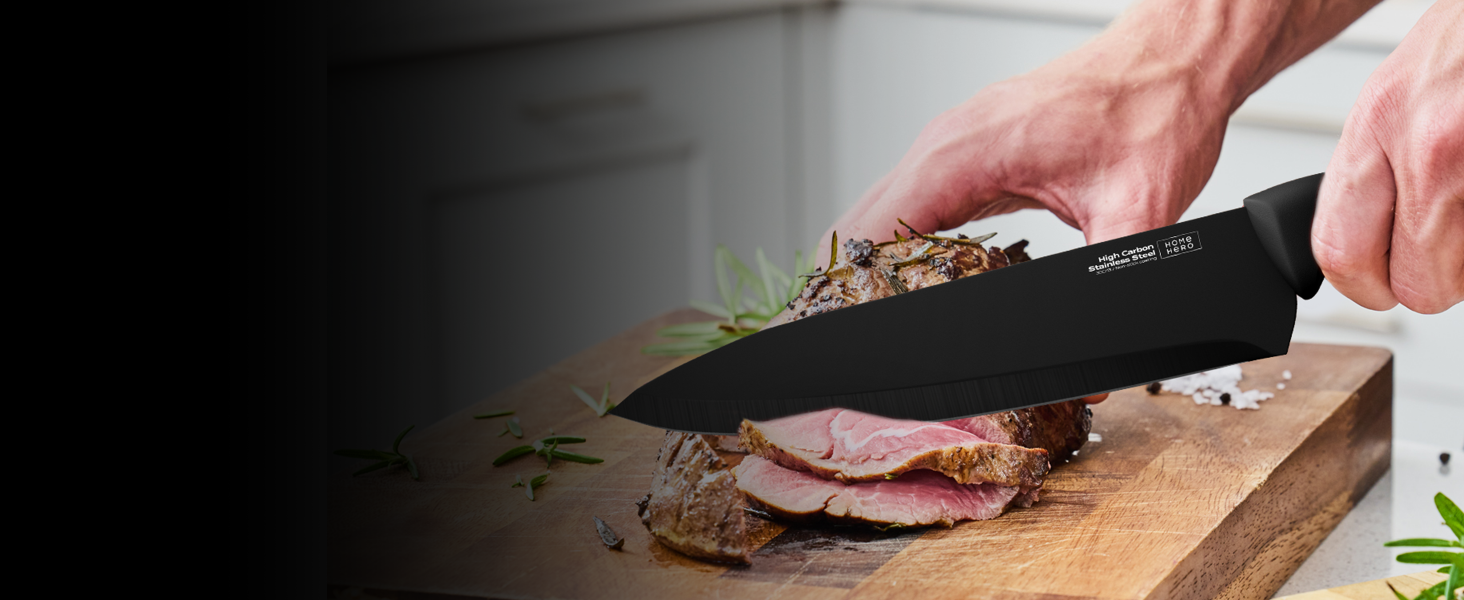 Un grand couteau de chef noir tranchant de la viande cuite sur une planche à découper en bois. Des mains sont visibles tenant le couteau et la viande.