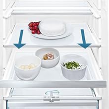 Série d'images d'étagères de réfrigérateur montrant des étagères en verre transparent avec garniture blanche et design résistant aux éclaboussures, contenant divers contenants alimentaires.