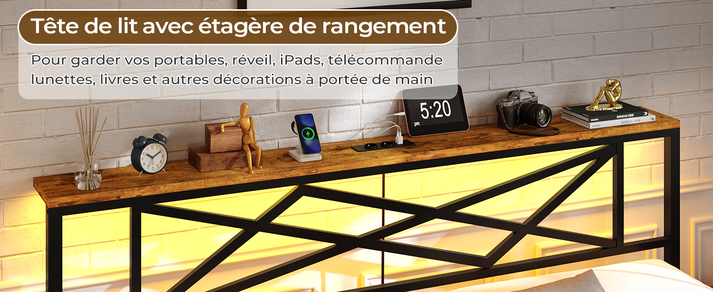 Long meuble TV en bois avec structure en métal et motif en croix. Comprend des étagères ouvertes pour le rangement et la présentation de divers articles