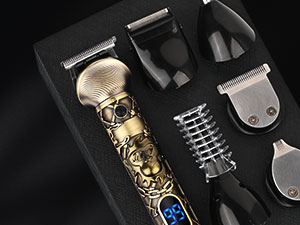 avec manche à motifs dorés. Comprend une tondeuse, des accessoires et des accessoires de toilettage sur fond foncé