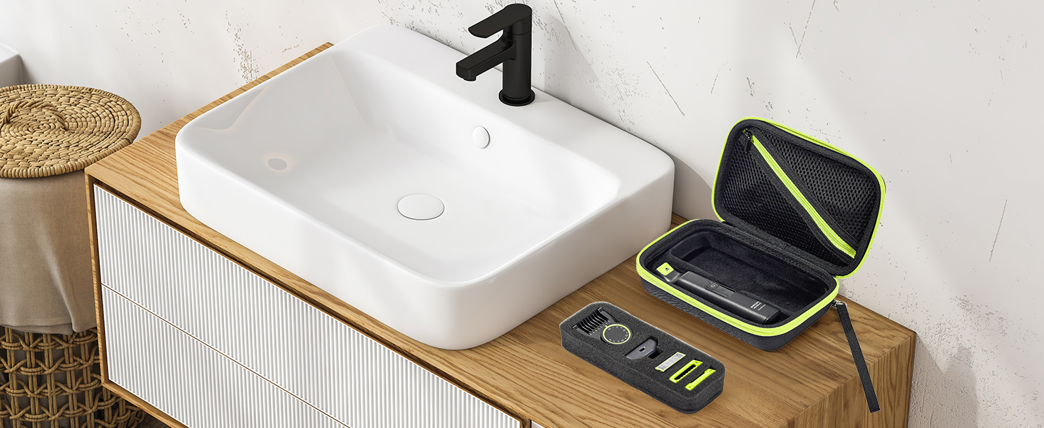 Évier rectangulaire blanc moderne sur comptoir en bois avec robinet noir. À côté se trouvent un haut-parleur portable dans un étui et une télécommande.