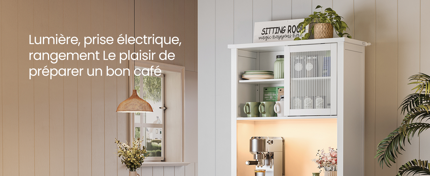 une armoire blanche avec une cafetière dedans.