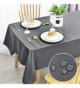 gris foncé sur table à manger en bois, sertie d'assiettes blanches et d'ustensiles dorés. L'encart montre des gouttelettes d'eau perlant sur la surface imperméable du tissu