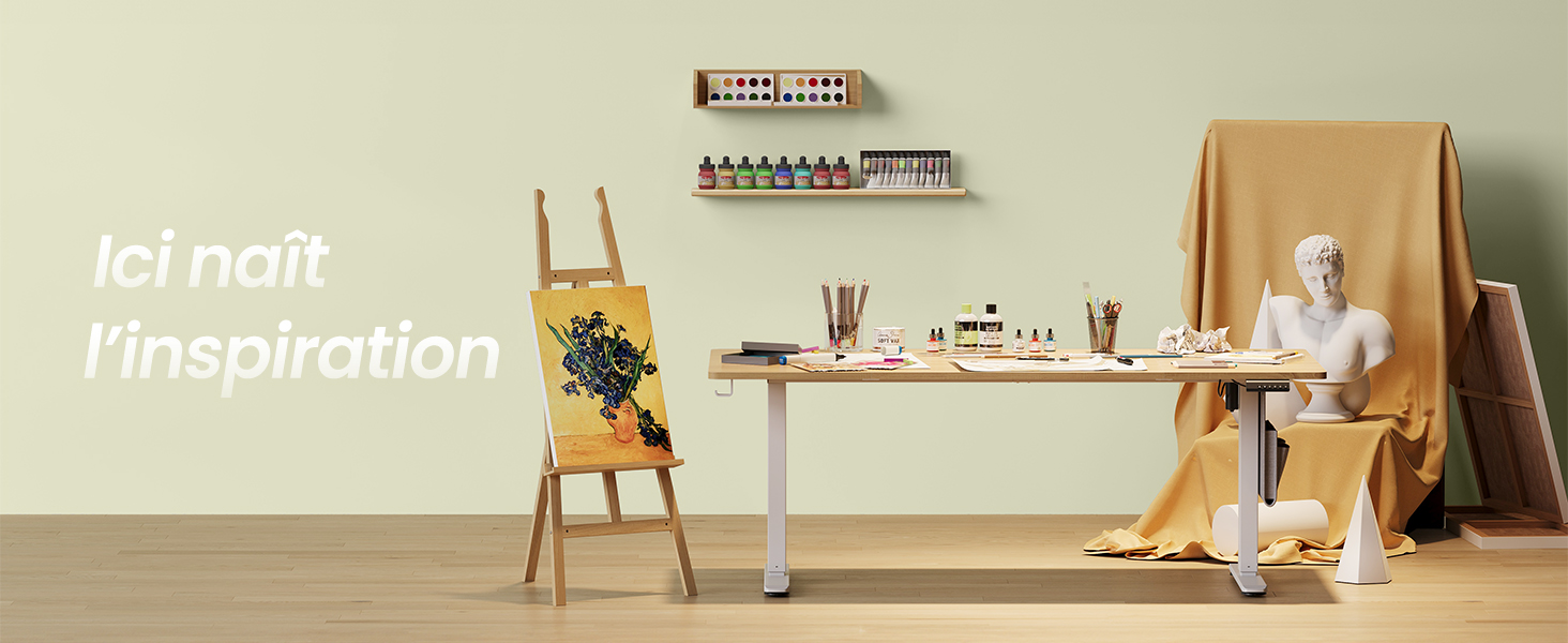 Le texte se lit comme suit : « ici nait l'inspiration ». Aménagement intérieur moderne de l'espace de travail avec bureau en bois, chevalet et matériaux artistiques dans des tons neutres.