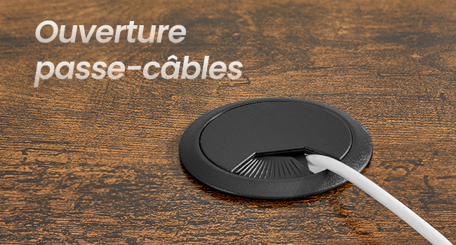 Le texte indique « Câbles passe-câbles Adventure ». Dispositifs de gestion ou de routage des câbles de couleur foncée représentés sur une surface en bois sous plusieurs angles.