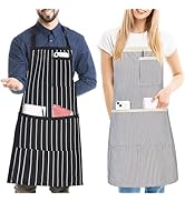 Deux tabliers à rayures : noir avec des rayures blanches à gauche, blanc avec de fines rayures noires à droite. Les deux sont dotés de plusieurs poches, de sangles de cou réglables et de liens à la taille.