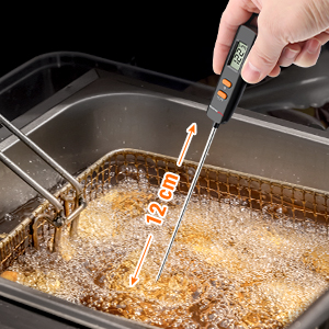 une personne utilisant un thermomètre numérique pour vérifier la température d'un poulet frit