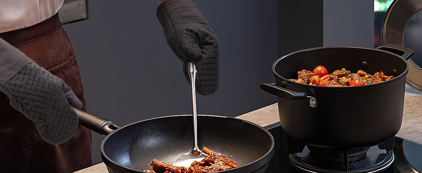 Scène de cuisine avec deux poêles noires sur la cuisinière. Les mains gantées mélangent les aliments dans une petite poêle. La plus grande marmite contient un plat à frémissement.