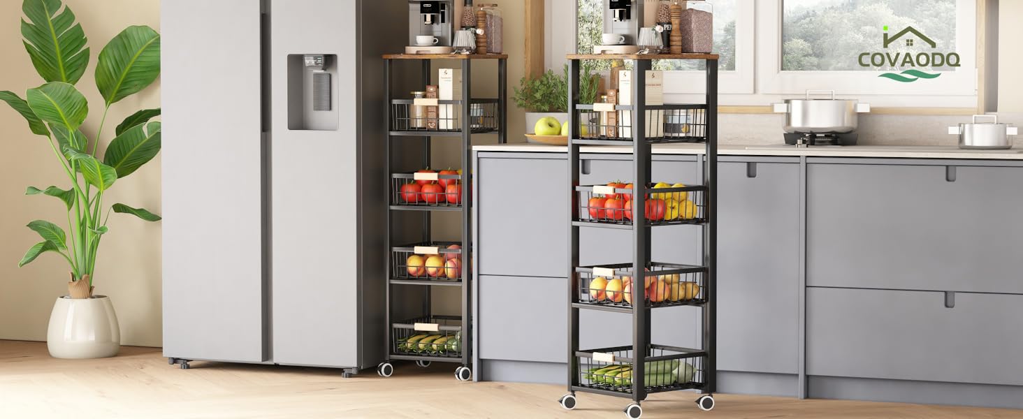 comprenant de hautes étagères roulantes remplies d'articles de garde-manger organisés entre des appareils électroménagers en acier inoxydable