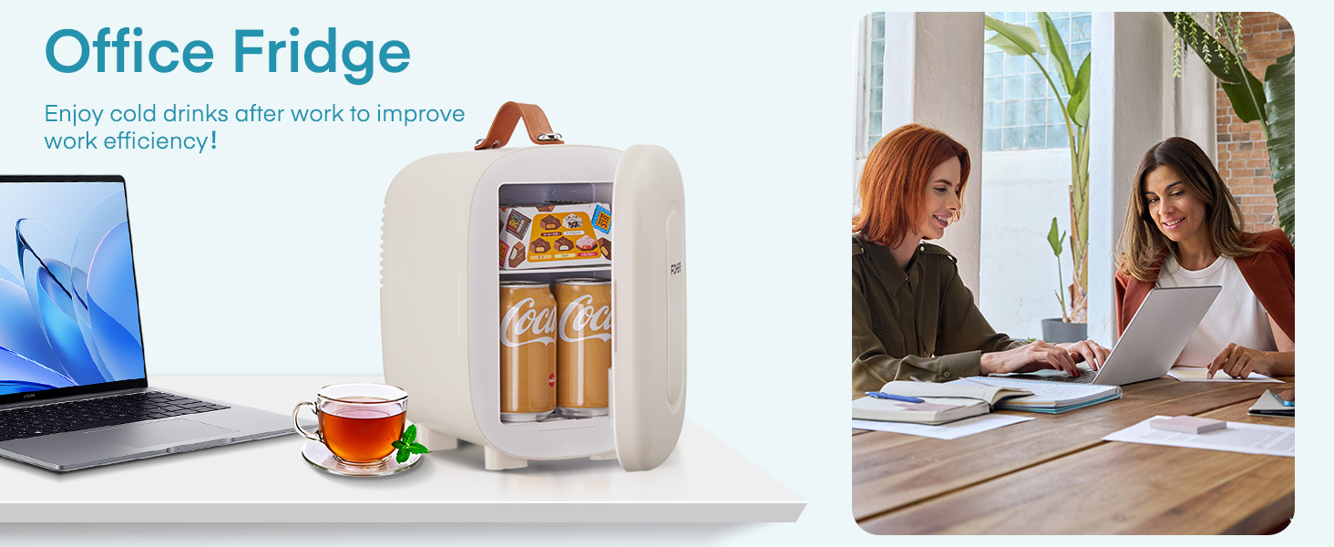 Mini-réfrigérateur blanc compact sur bureau avec ordinateur portable et thé, conçu pour un usage de bureau