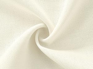 Gros plan d'un tissu blanc cassé au tissage fin et texturé. Le matériau est représenté torsadé pour montrer sa flexibilité et sa douceur.