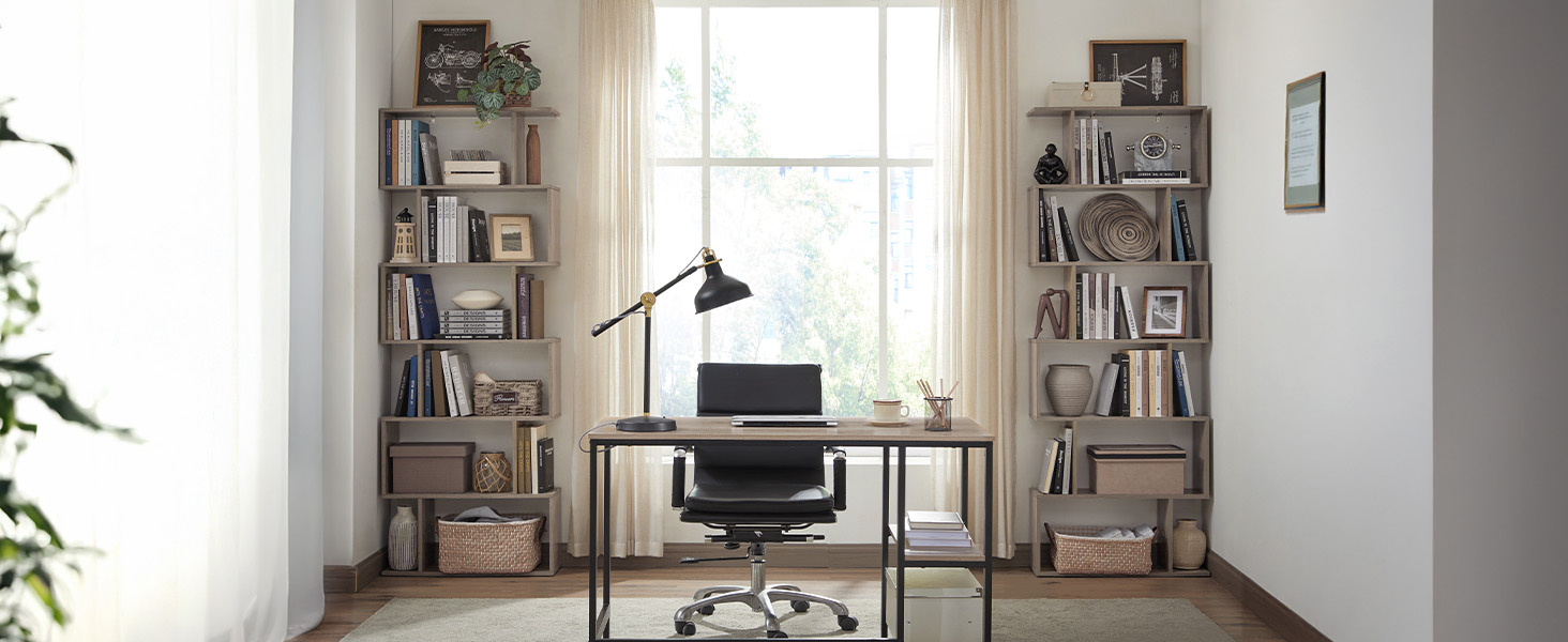 avec bureau en bois, chaise de bureau noire et lampe de bureau. Deux hautes étagères en bois encadrent une fenêtre, remplie de livres et d'objets de décoration