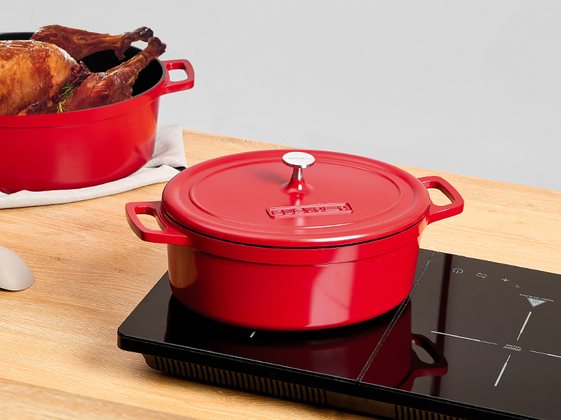 Série de photos montrant un faitout ou une marmite en fonte émaillée rouge sur ce qui semble être une surface de cuisson à induction. Le pot est doté de deux poignées et d'un couvercle rouge assorti.