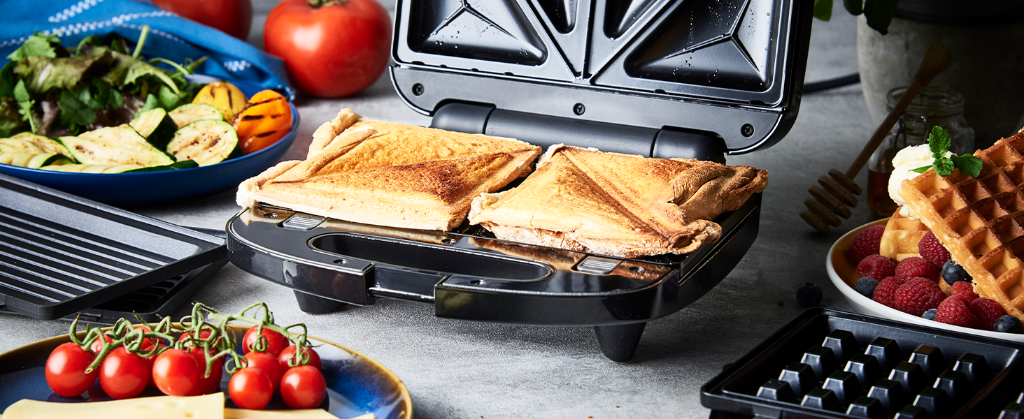 Collection d'images de préparation des aliments montrant divers plats cuisinés ou préparés sur des surfaces de cuisson et des équipements de cuisson.