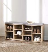 une étagère à chaussures avec un banc devant une fenêtre.