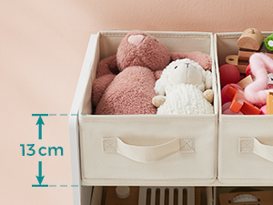 avec plusieurs compartiments contenant des peluches et des articles divers. Le texte indique une hauteur de 13 cm.