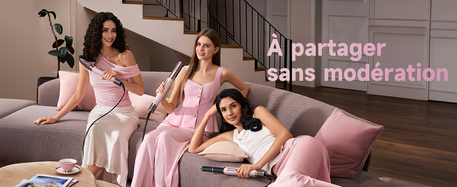 Le texte se lit comme suit : « partager sans modération ». Scène de groupe montrant plusieurs personnes se relaxant sur des meubles roses dans un cadre intérieur décontracté.