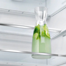 Série de photos de produits montrant ce qui semble être un liquide ou une solution teintée de vert dans des contenants ou des distributeurs transparents.