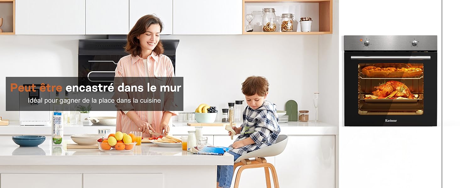 Cuisine moderne avec four mural intégré montrant du poulet rôti. Armoires blanches, comptoir avec fruits et appareils de cuisine. Superposition de texte en français à propos du four encastré