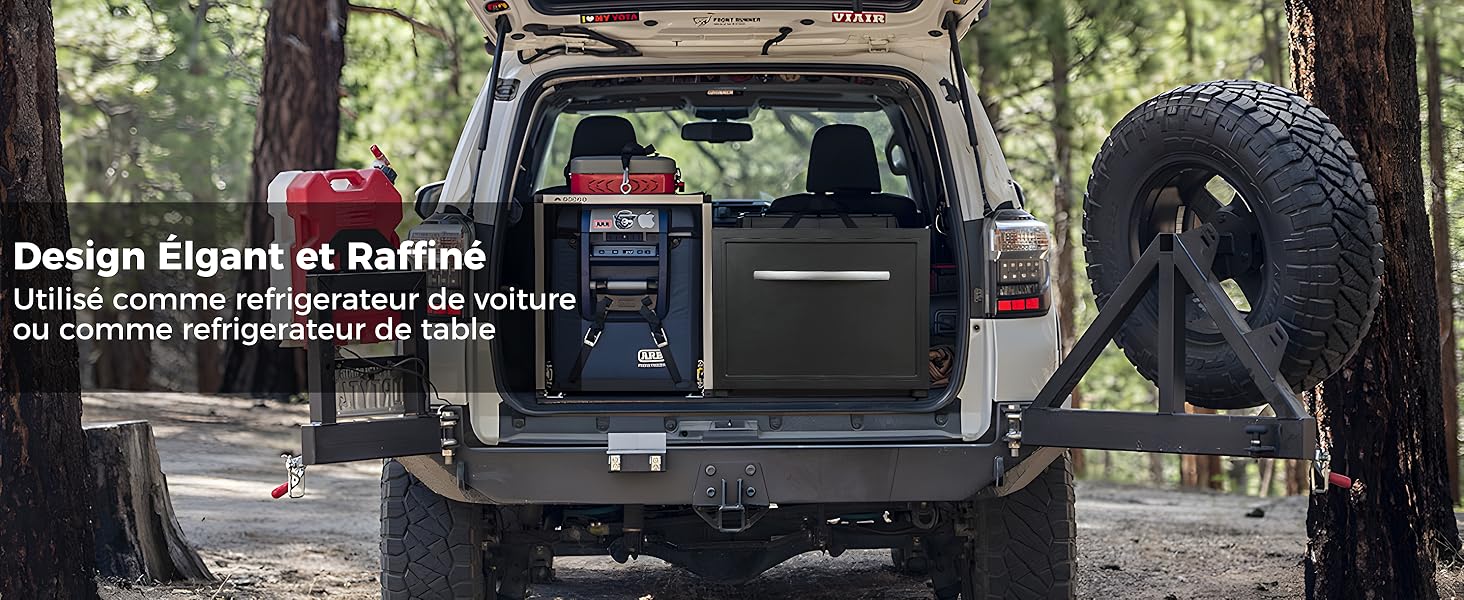 Vue du coffre du véhicule ou de la zone de chargement montrant le système d'organisation du rangement ou les compartiments en extérieur ou en camping.