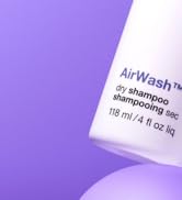 L'emballage du désodorisant AirWick est illustré sur fond violet avec du matériel promotionnel et des photos du produit.